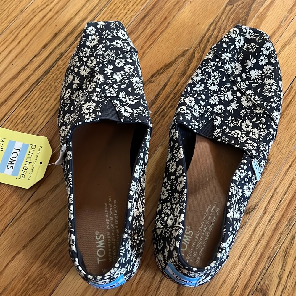Black white floral toms BNWT 9.5